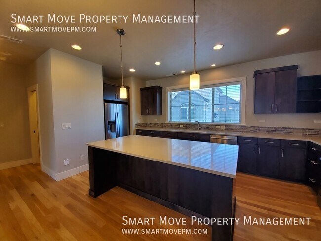 Building Photo - Executive East Boise Townhome on the Green...