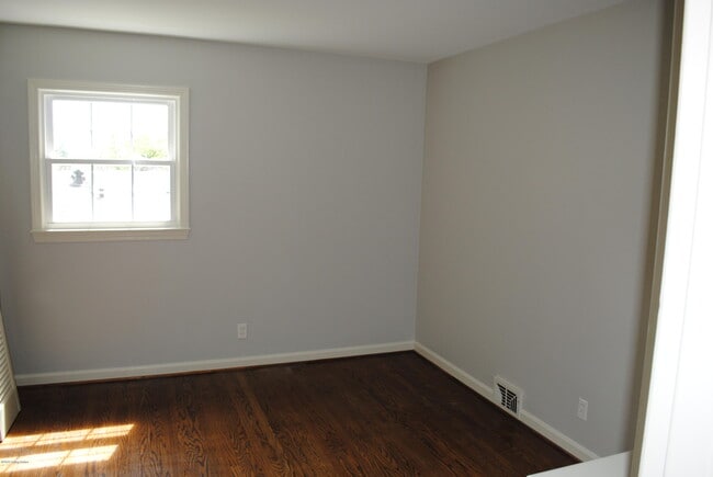 Building Photo - 9836 Longwood Cir