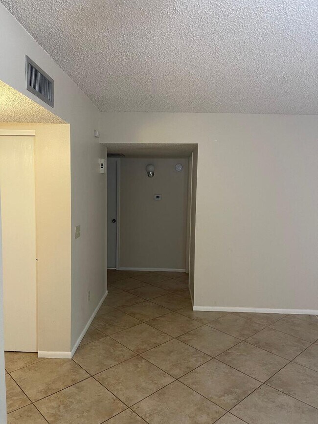 Building Photo - 897 S Pantano Pkwy