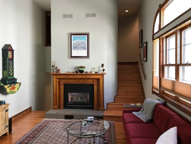 Building Photo - Updated 3 Bed 2 Bath Victorian Style Townhome