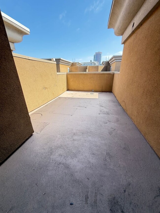 Building Photo - Spacious Condo in East Village area