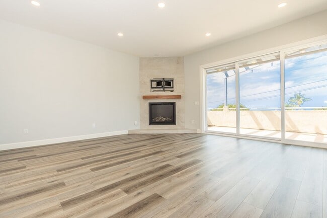 Building Photo - Beautiful 3Bed/2.5Bath Oceanview Home in C...