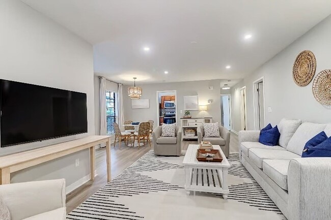 Building Photo - 2BD/2BA Town Home Mount Pleasant Fully Furnished - Available Feb 1st, 2026 LEASE TERM NEGOTIABLE