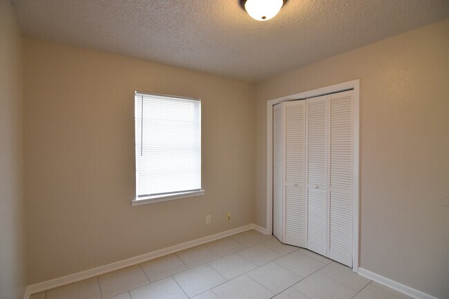 Building Photo - 118 South Dr