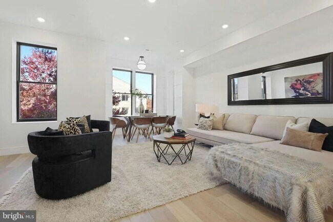Building Photo - Modern 3BR/3BA Shaw Penthouse with Two Private Decks