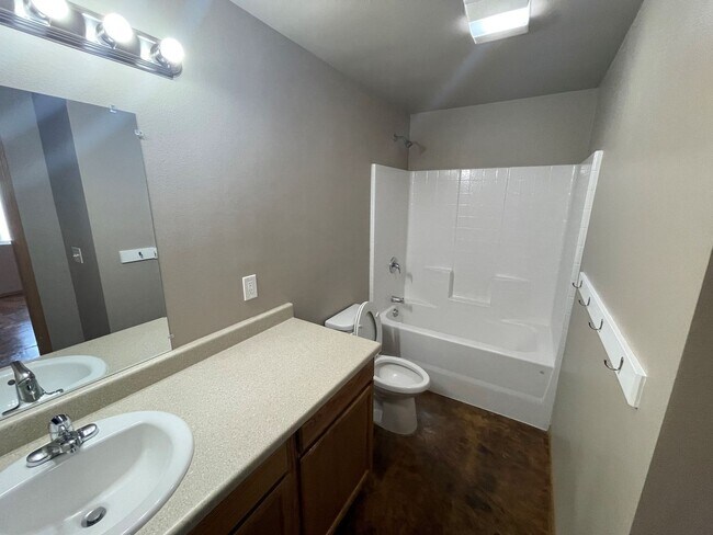 Building Photo - 109 Pear Ct
