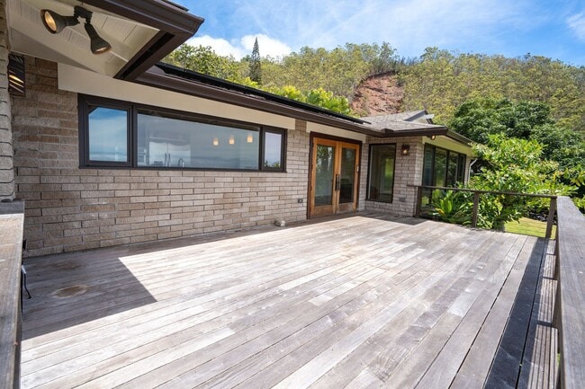 Building Photo - Beautiful Custom Built Home in Wailuku Heights, 2 Bed/3 Bath with Flex Room, Magnificent Ocean/Mo...