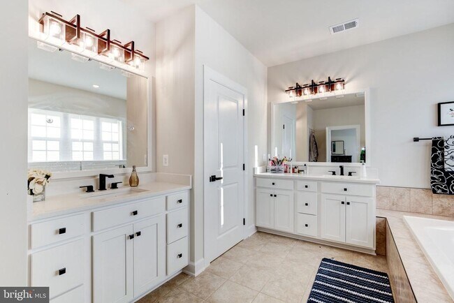 Building Photo - 6547 Clubhouse Dr