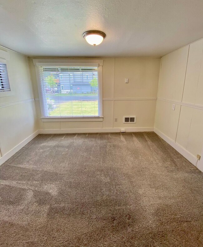 Building Photo - D&B Homes