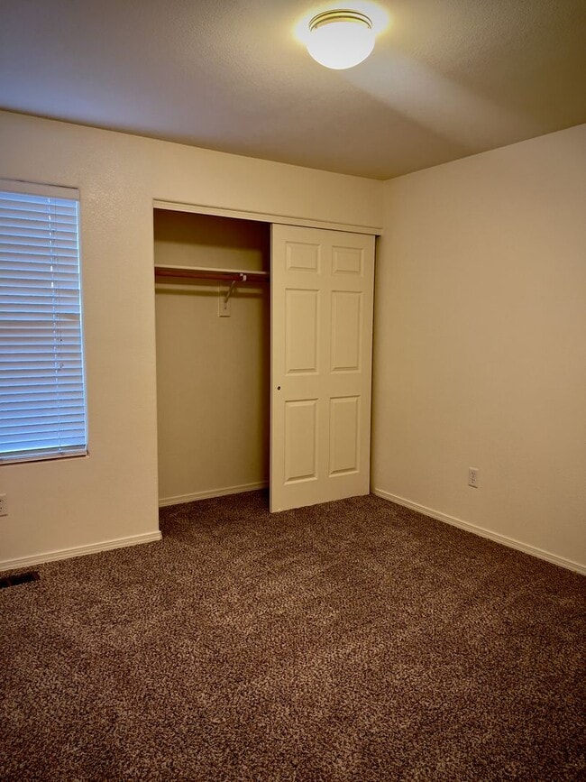 Building Photo - Lovely 3 Bedroom 2 Bath w/ gas fireplace