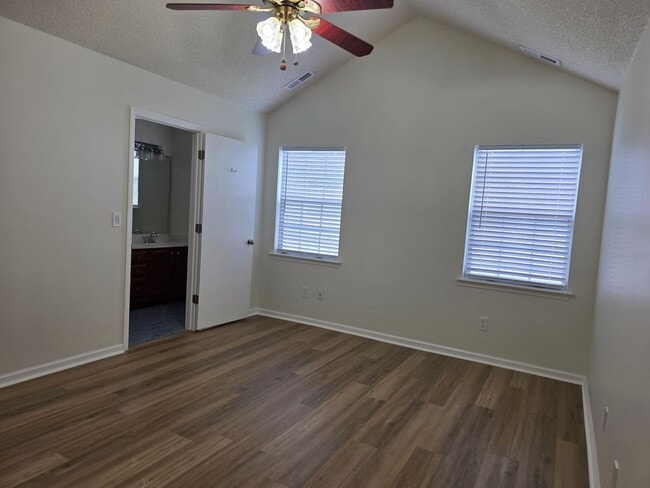 Building Photo - Charming 3-Bedroom Home in Desirable Shadowmoss Community