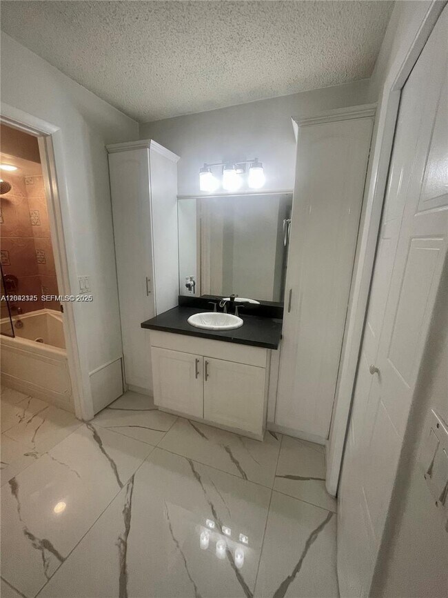 Building Photo - 403 Lakeview Dr