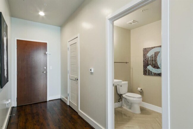 Building Photo - 5925 Almeda Rd