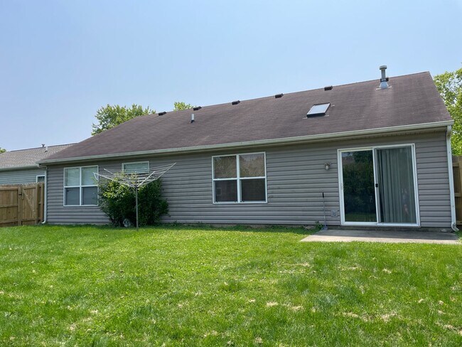 Building Photo - 3B2B Ranch Fenced yard+screen room