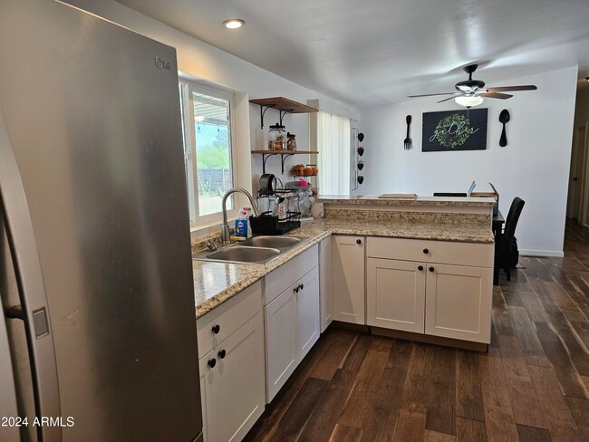 Building Photo - 1042 W Ocotilla St