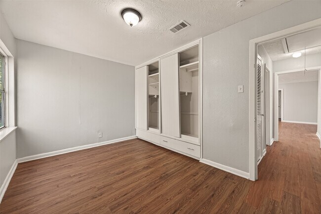 Building Photo - 6058 Glenhurst Dr