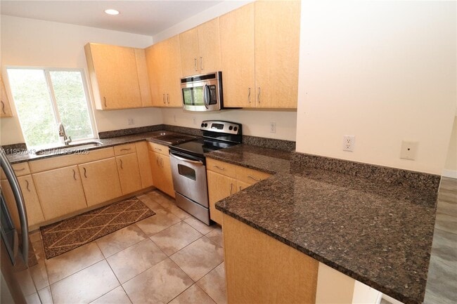 Building Photo - 609 NE 28th St