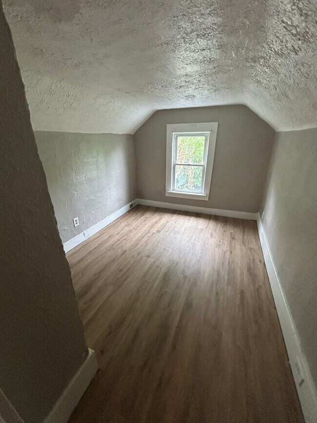 Building Photo - Coming Soon! Section 8 Accepted! Renovatio...