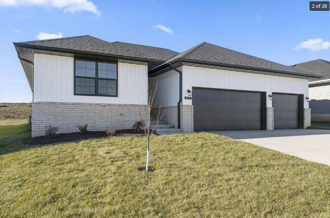 Building Photo - GORGEOUS 4 BED 2 BATH