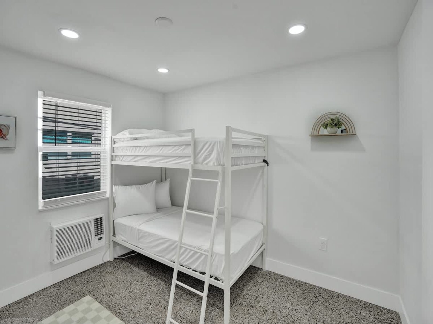 Building Photo - 906 N Riverside Dr