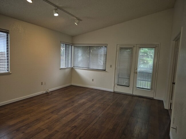 Building Photo - Adorable 3 bedroom 2 bath home