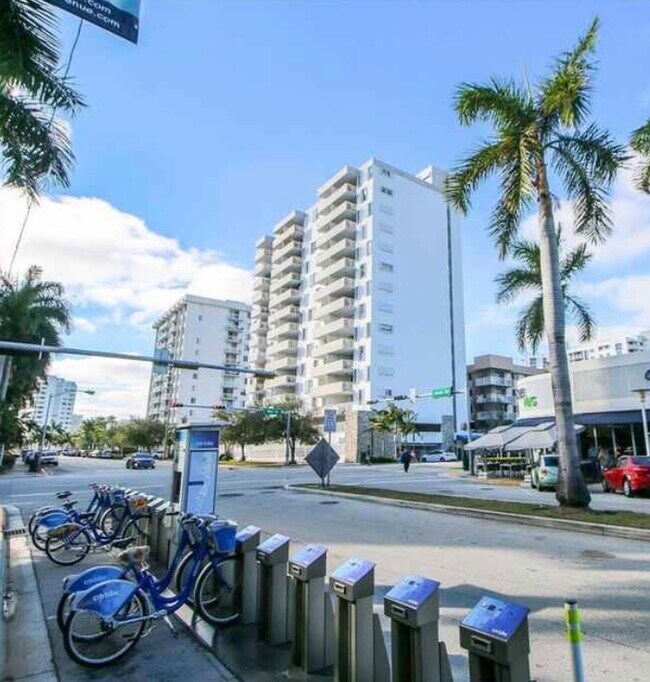 Building Photo - 1331 Lincoln Rd