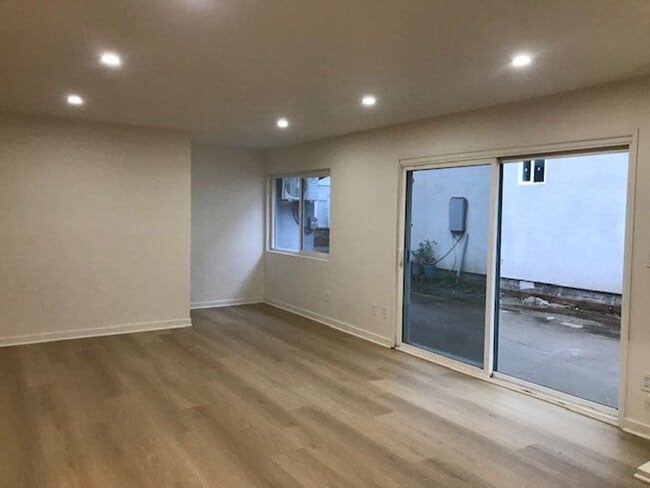 Building Photo - GLENOAKS