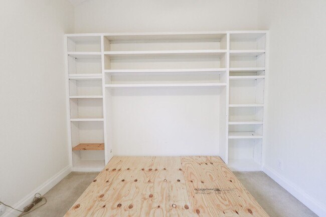 Building Photo - $1,655 / 2 Bed / 2 Bath / 1,150 sqft REMOD...