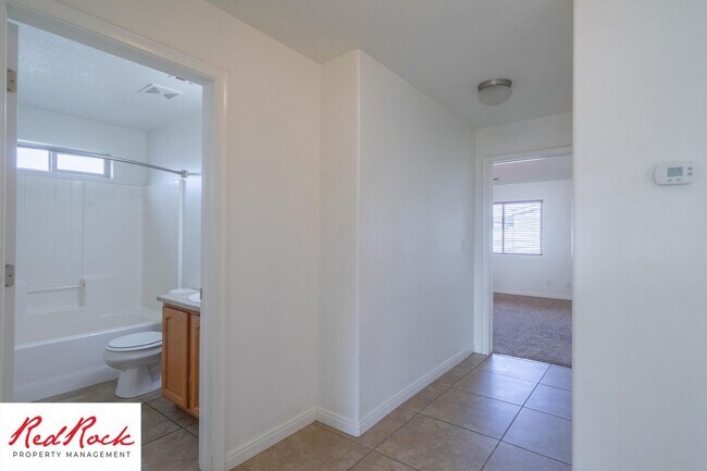 Building Photo - Inviting 3-Bedroom Home with Garage and Pr...