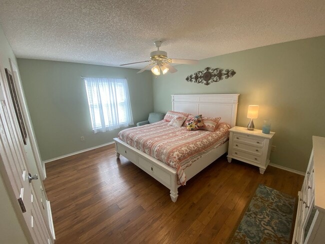 Building Photo - Beautiful 2 + 2 Villa, Turnkey ANNUAL Leas...