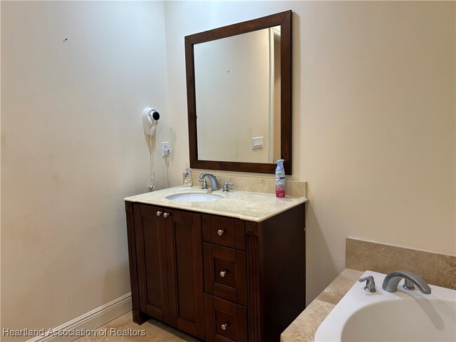 Building Photo - 2351 Lakeview Dr