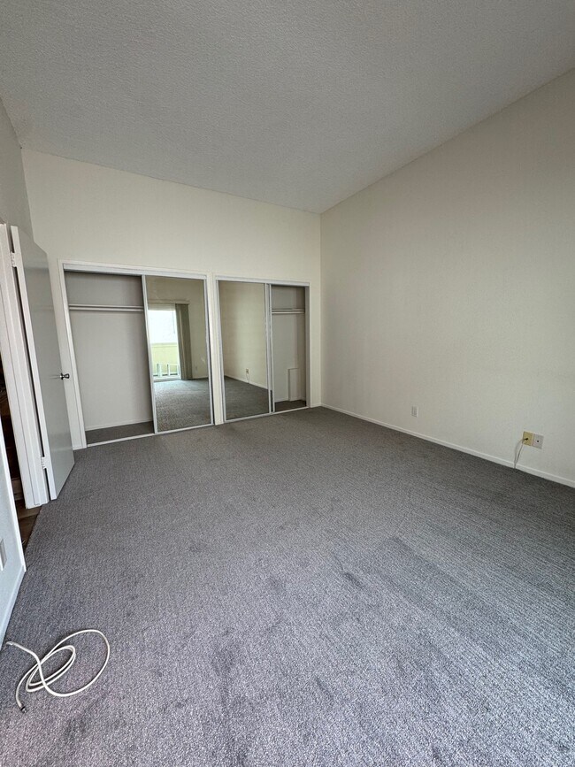 Building Photo - 423 2nd St