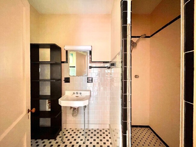 Building Photo - 315 E 45th St