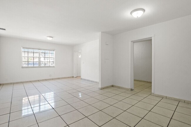 Building Photo - Comfortable 3-Bedroom Multifamily Home in Prime Miami Location