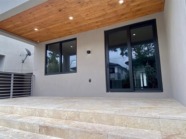 Building Photo - 313 SW 10th St