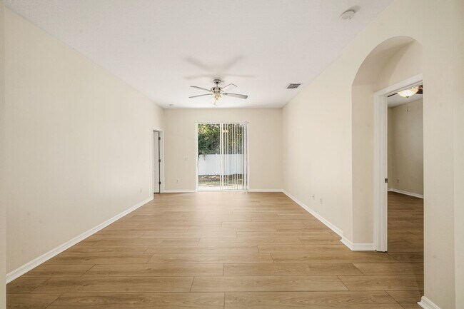 Building Photo - Cozy 4/2 Home Nestled in a Gated Community