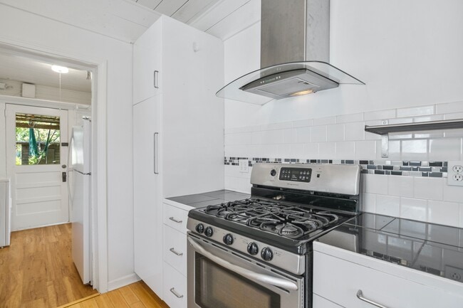 Building Photo - 1807 W Summit Ave.