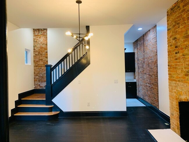 Building Photo - Spacious 3 bedroom duplex near Franklin Park
