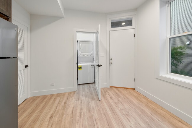 Building Photo - 1921 W Summerdale Ave