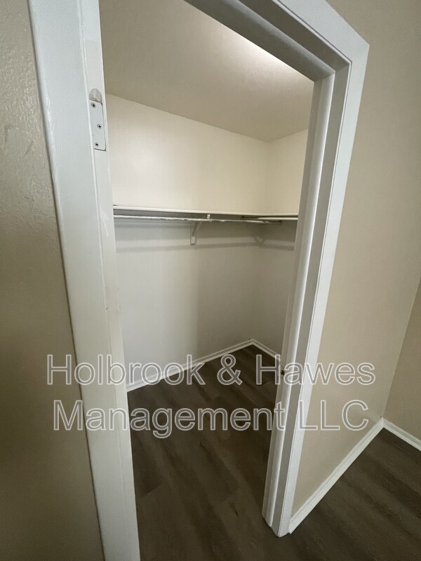 Building Photo - 1209 W Plum St