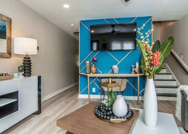 Building Photo - **OFFERING 1/2 OFF FIRST MONTH'S RENT FOR 9+ MONTH LEASE & REFUNDABLE APPLICATION FEES** Luxuriou...