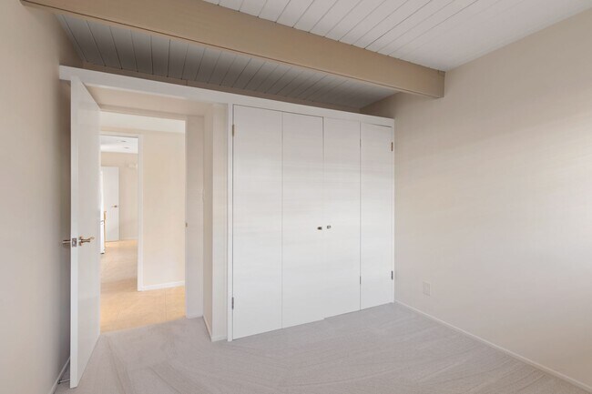 Building Photo - Stunning Mid-Century Modern 4 BR 3 BA with Bonus Room and Office