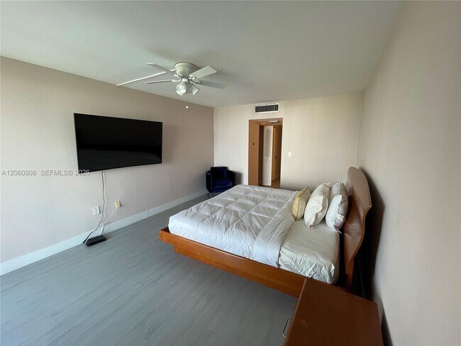 Building Photo - 3375 N Country Club Dr
