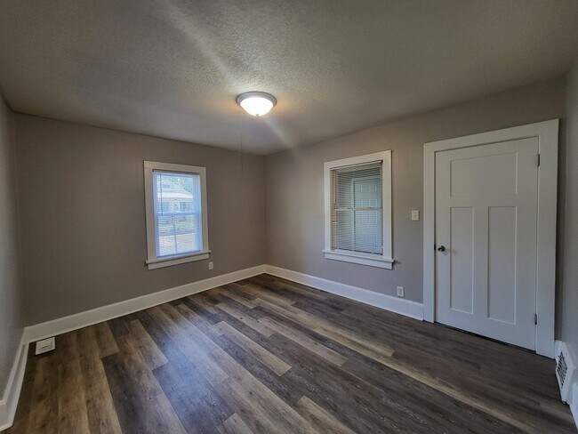 Building Photo - 2 Bedroom, 1 Bathroom home!
