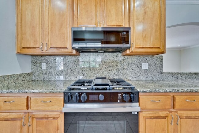 Building Photo - Charming & Refreshed Well-Maintained 4 Bed...