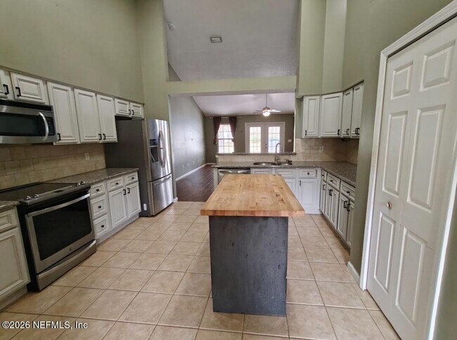 Building Photo - 4076 Everett Ave