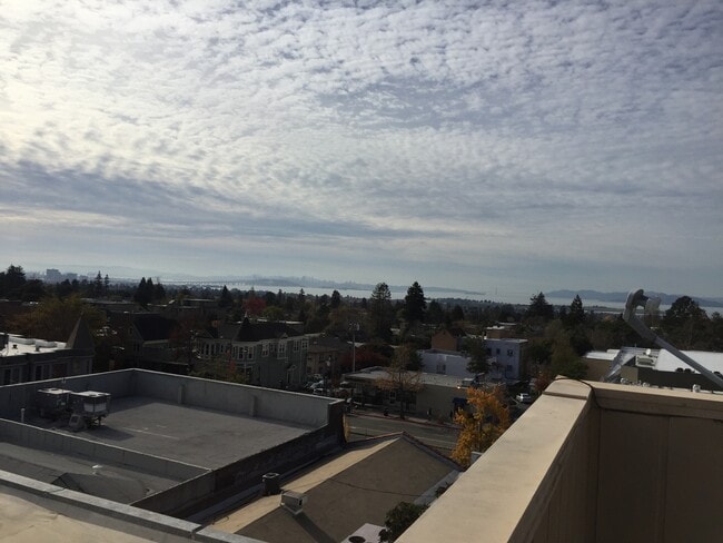 Building Photo - Gorgeous, Massive, 1BR/1BA, Fully Updated, 1000sqft+, A+++ Location, Parking Included