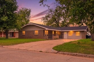Building Photo - 3717 N Eagle Ln