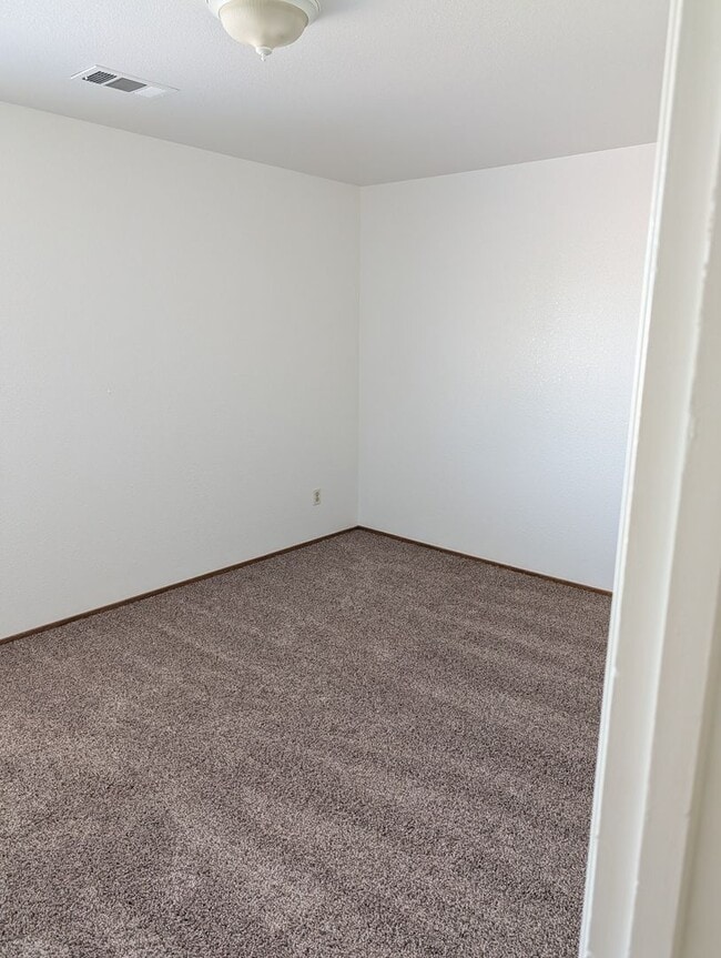 Building Photo - Great Townhouse in Anderson