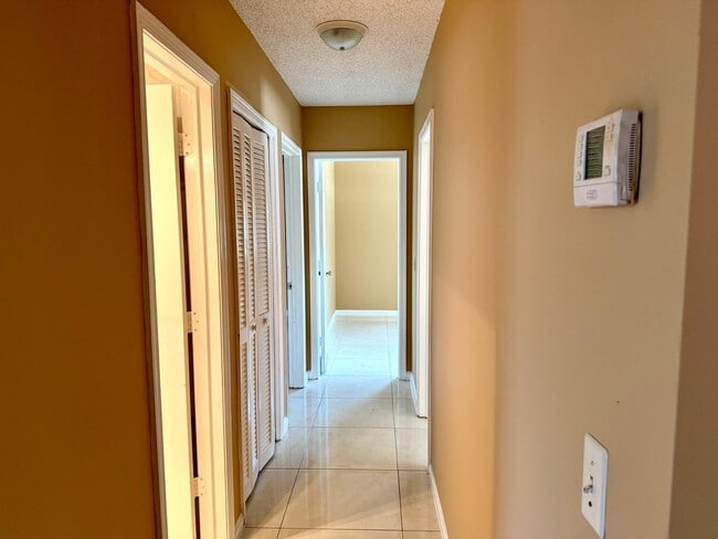 Building Photo - 1235 Rowayton Cir
